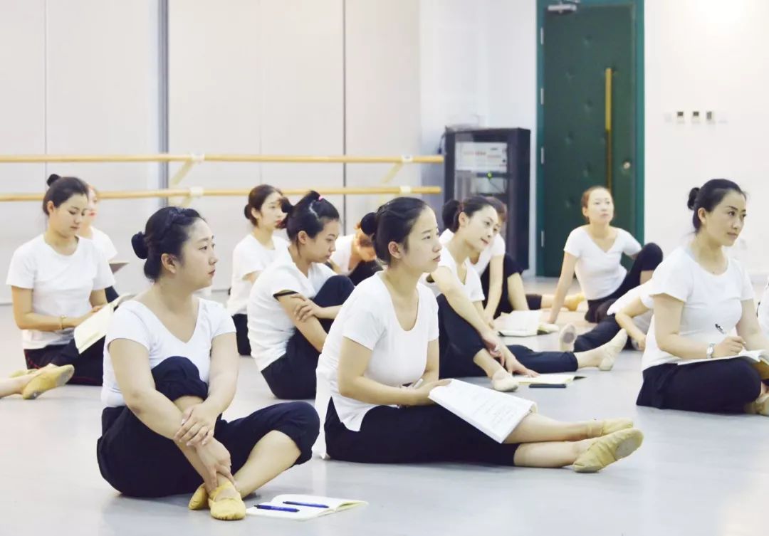 编委张乐乐老师为大家带来「舞蹈常识类」版块的五个精彩课例进行教学