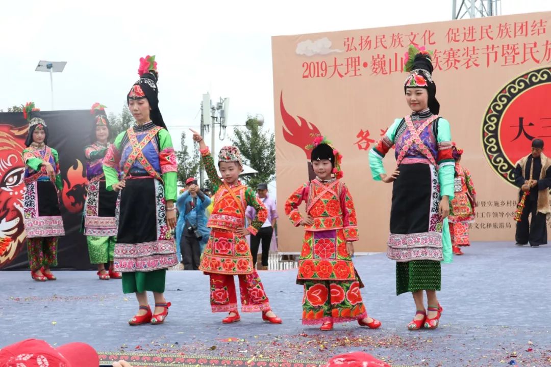 巍山彝族赛装节尽显巍山彝族服饰之美这支队伍得第一