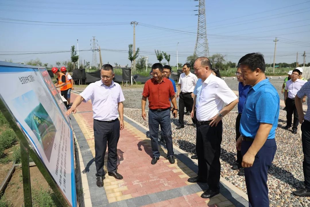 贺亦农一行首先实地察看了生态防护林—葛沽公园,迎宾主轴市政道路,东