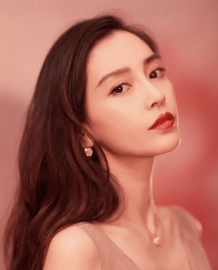 虽然被质疑过度copy angelababy,但她的水晶泪眼妆我真的可!