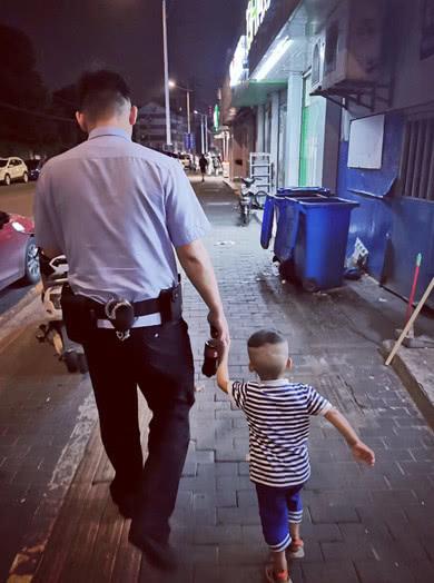 走丟的4歲萌娃帶警察回家，一句「我渴，想喝可樂」露餡了 未分類 第2張