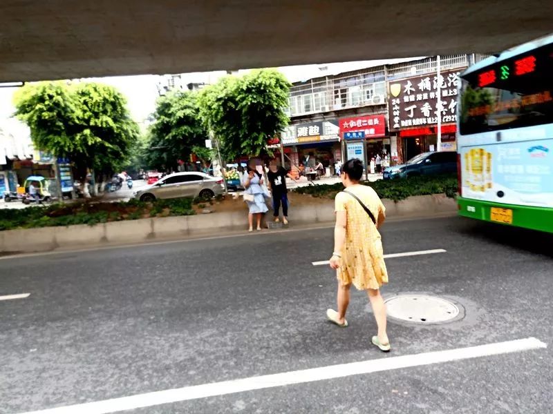 南充大西街 学院街 交界处过街好纠结!