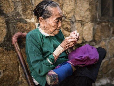 原创老照片:这些都是裹脚的女人,现在的女性应该庆幸