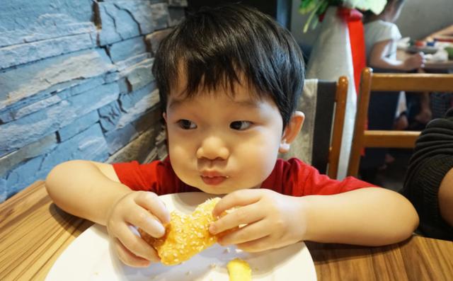                     父母平均身高1米75，孩子却长成“小矮人”，是3种食物坑了娃