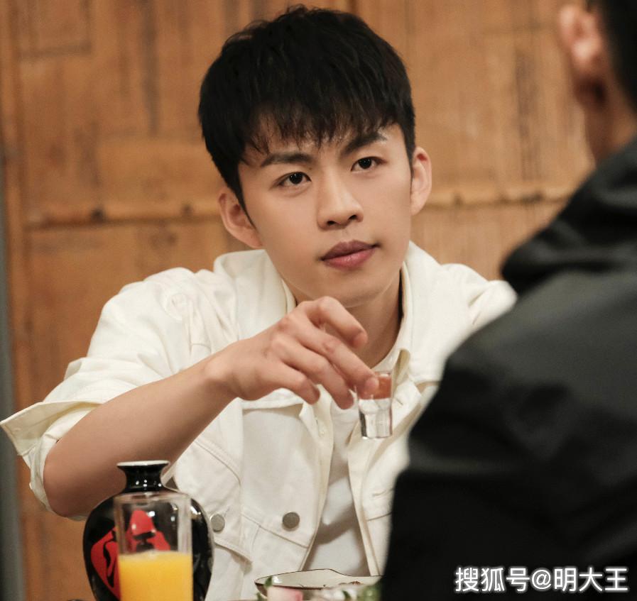 李鸿其饰演的男二号尴尬上位亲爱的热爱的欠他一个金钟奖