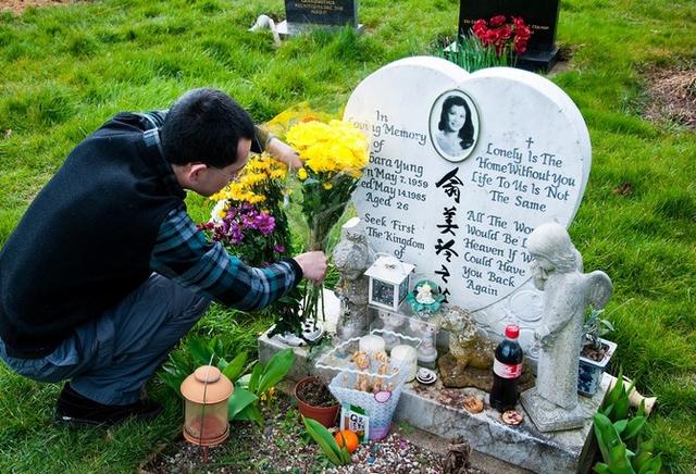 逝世三十多年的翁美玲依然活在世人心中一年四季墓碑前鲜花锦簇