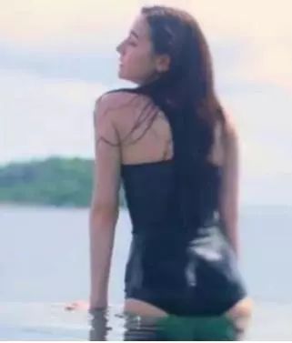 迪丽热巴泳装照首次曝光,看到她从水里站起来那刻:我要窒息了