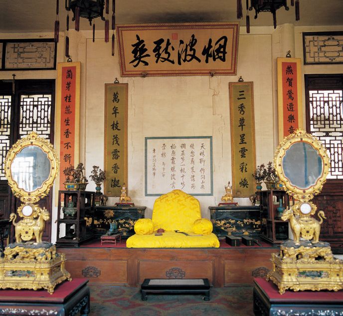 烟波致爽殿,清朝皇帝在承德时的寝宫,建于康熙四十九年 (1710年)