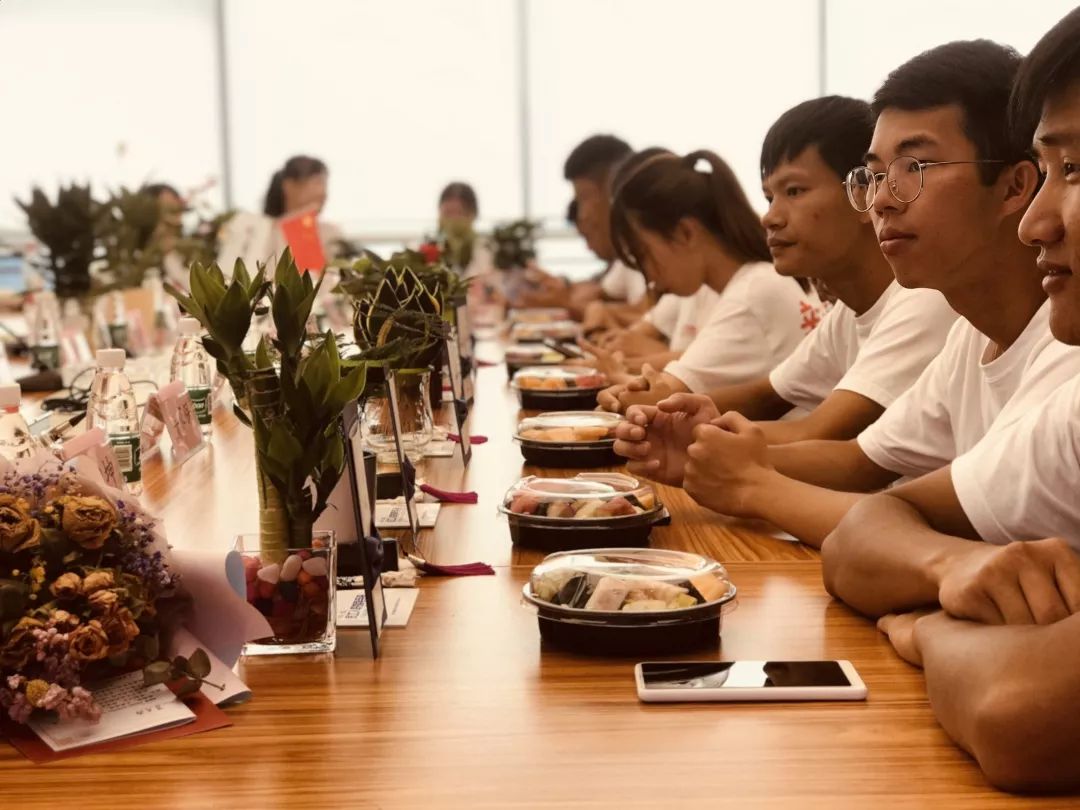 人才强企风华正茂南得有你新星聚会青春启航