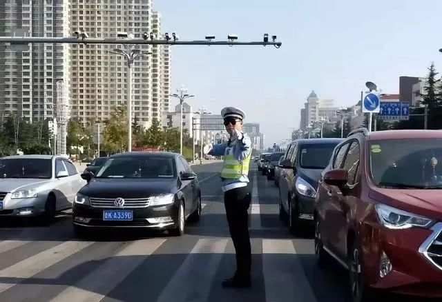 三伏天里红绿灯任性"罢工",交警变身"人肉红绿灯"上场