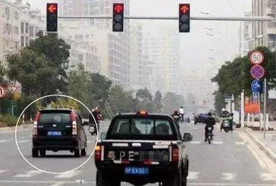 红灯一直不变,等待20分钟只能闯了,这样算违章吗?交警给出答案 千亿国际娱乐官网