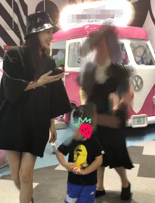 Baby带小海绵游玩被偶遇 婆媳有说有笑其乐融融 澳门新濠天地官网注册