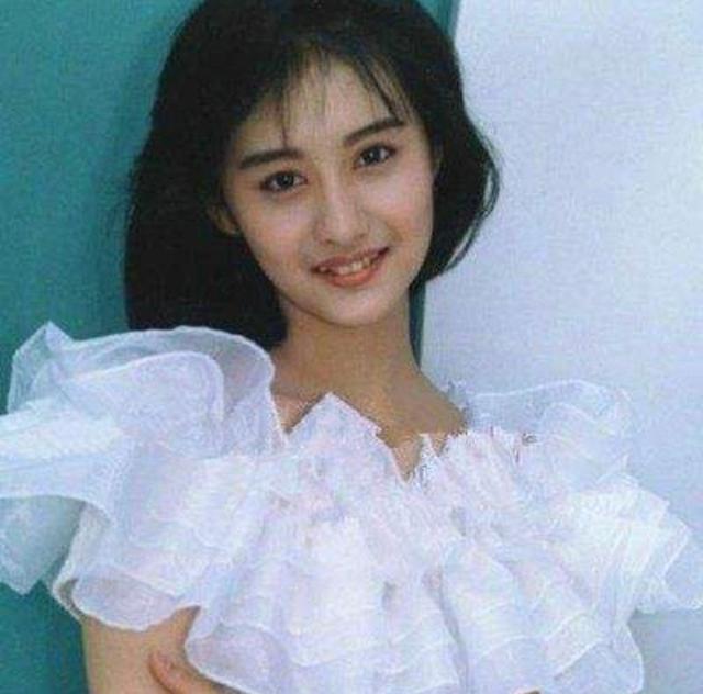 45岁陈德容一袭蕾丝红裙出席活动,身材臃肿显矮,女神气质不在 在线真人赌博攻略