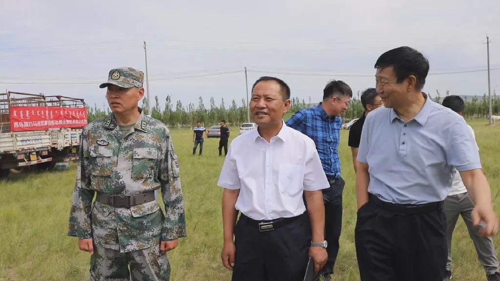 民兵集合点验上,旗委常委,人武部部长牛国锋宣读白马连干部骨干任职