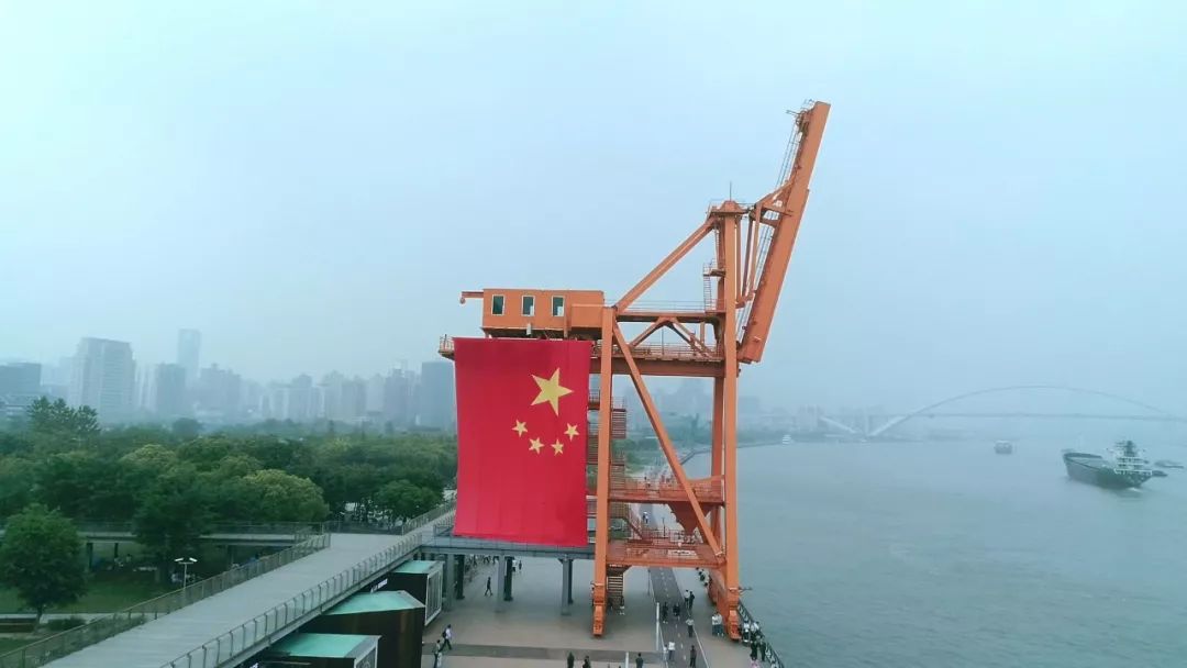 看巨幅五星红旗在徐汇滨江迎风展开