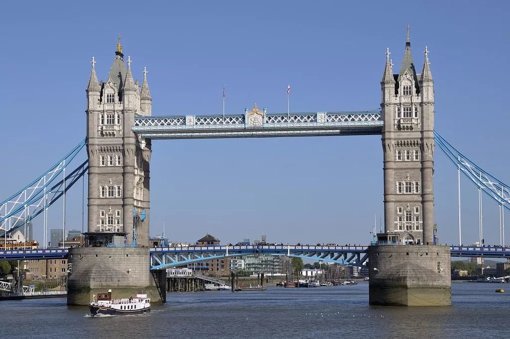 站在泰晤士河旁,能看到明信片角度的伦敦塔桥,从这个角度拍照非常