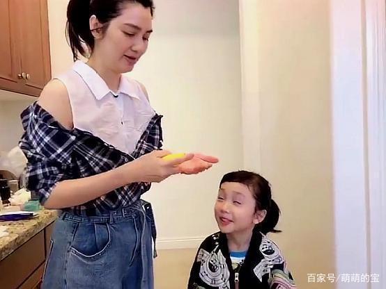 不过如今却有了更多的时间陪伴妻子和女儿了,而有失必有得,洪欣和儿子