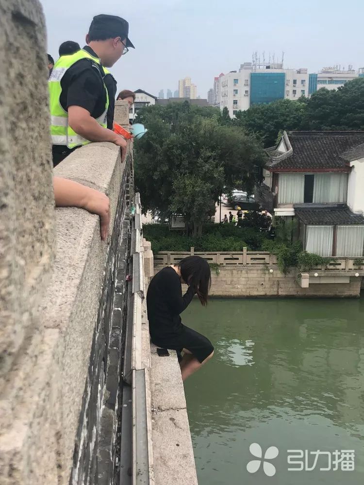 万年桥上一名女子跳河!