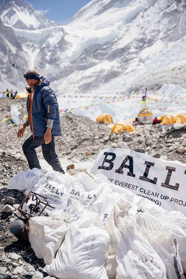 巴利已经清理了珠峰上近2吨的垃圾,而且它的努
