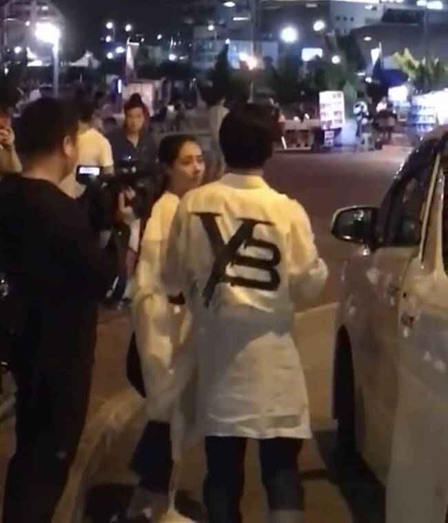 狂撒狗粮!郭碧婷与未婚夫向佐街头互换雪糕吃 钱柜娱乐官方网站