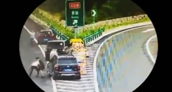 四川泸定一“传祺”被“路虎”别了一下,两拨人竟在高速上约架 新皇冠国际平台