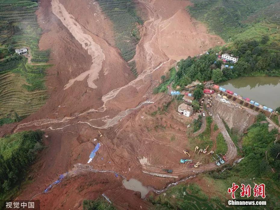 贵州六盘水山体滑坡已致22人遇难,有一家15人失联