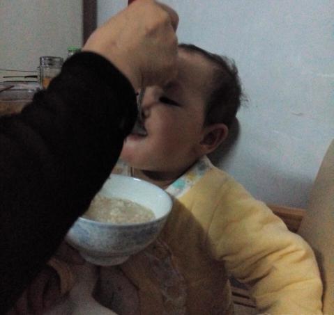                     宝宝吃5个月粥，体重不长反轻！医生：孩子两岁前，这些辅食少吃