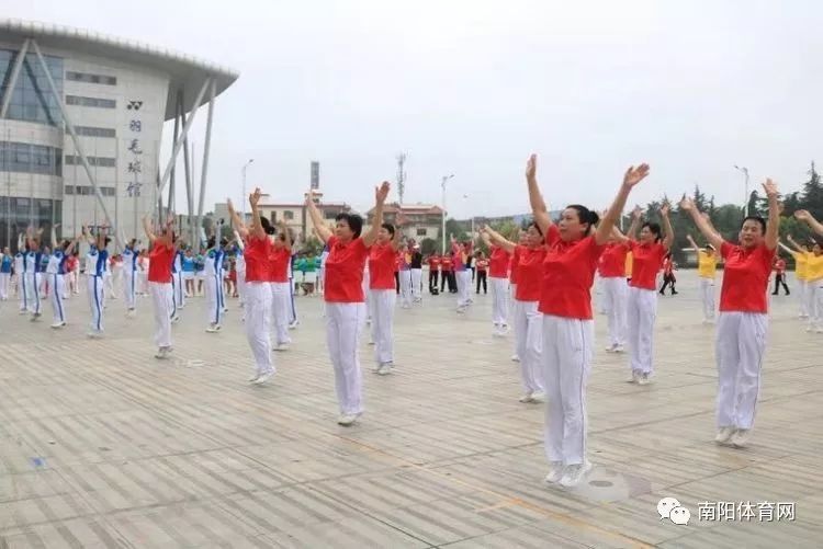 《全民健身日,你我同参与》市老体协健身操舞委员会进行大型团体操