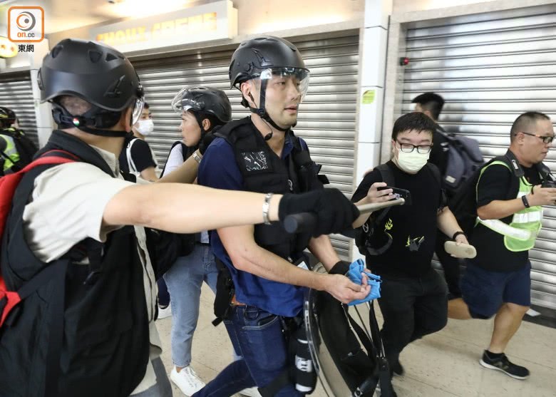 香港23岁无业男子非法集结示威造成两名警员重伤