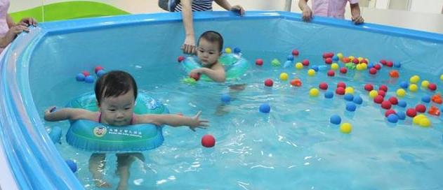 了解婴儿游泳的十大好处，对孩子和你都有好处 婴儿游泳的十大好处 坚持婴儿游泳的好处 婴儿游泳有哪些好处 夏季游泳的好处