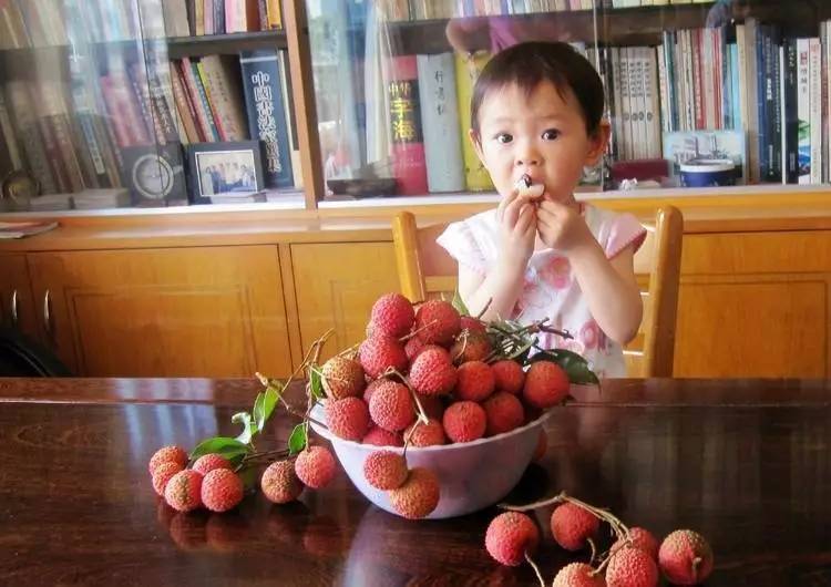                     4岁女娃总偷吃大人”零食“，差点酿成大错，医生：怎能如此无知