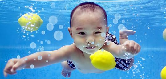 了解婴儿游泳的十大好处，对孩子和你都有好处 婴儿游泳的十大好处 坚持婴儿游泳的好处 婴儿游泳有哪些好处 夏季游泳的好处600