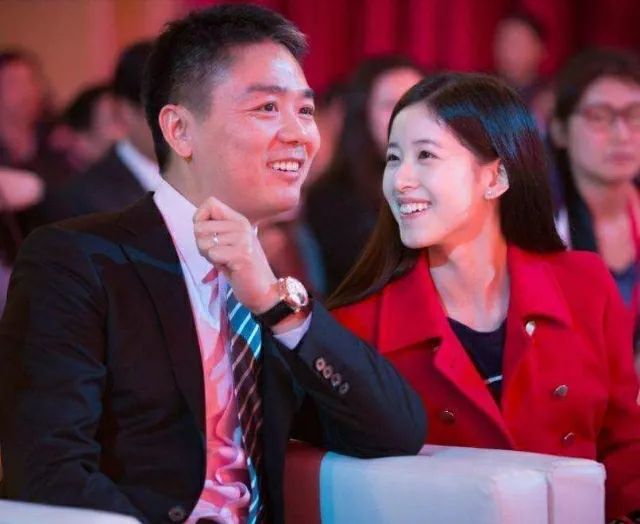 重磅消息，“刘强东性侵案”全档案首次曝光！两人激吻共浴后发生关系……