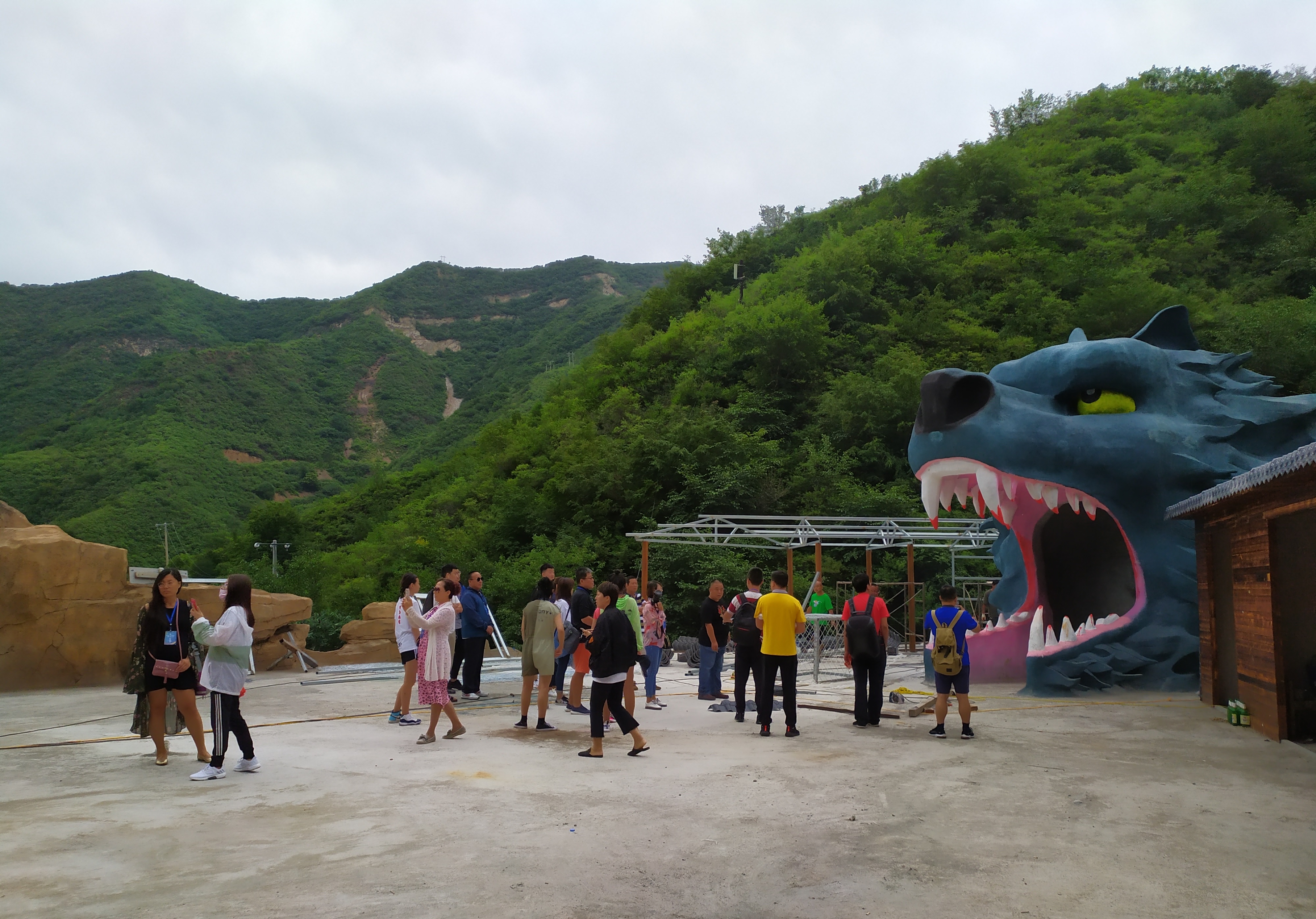 野狼谷并非第一家以狼来命名的景区,但可以称之为第一家把野狼观赏和