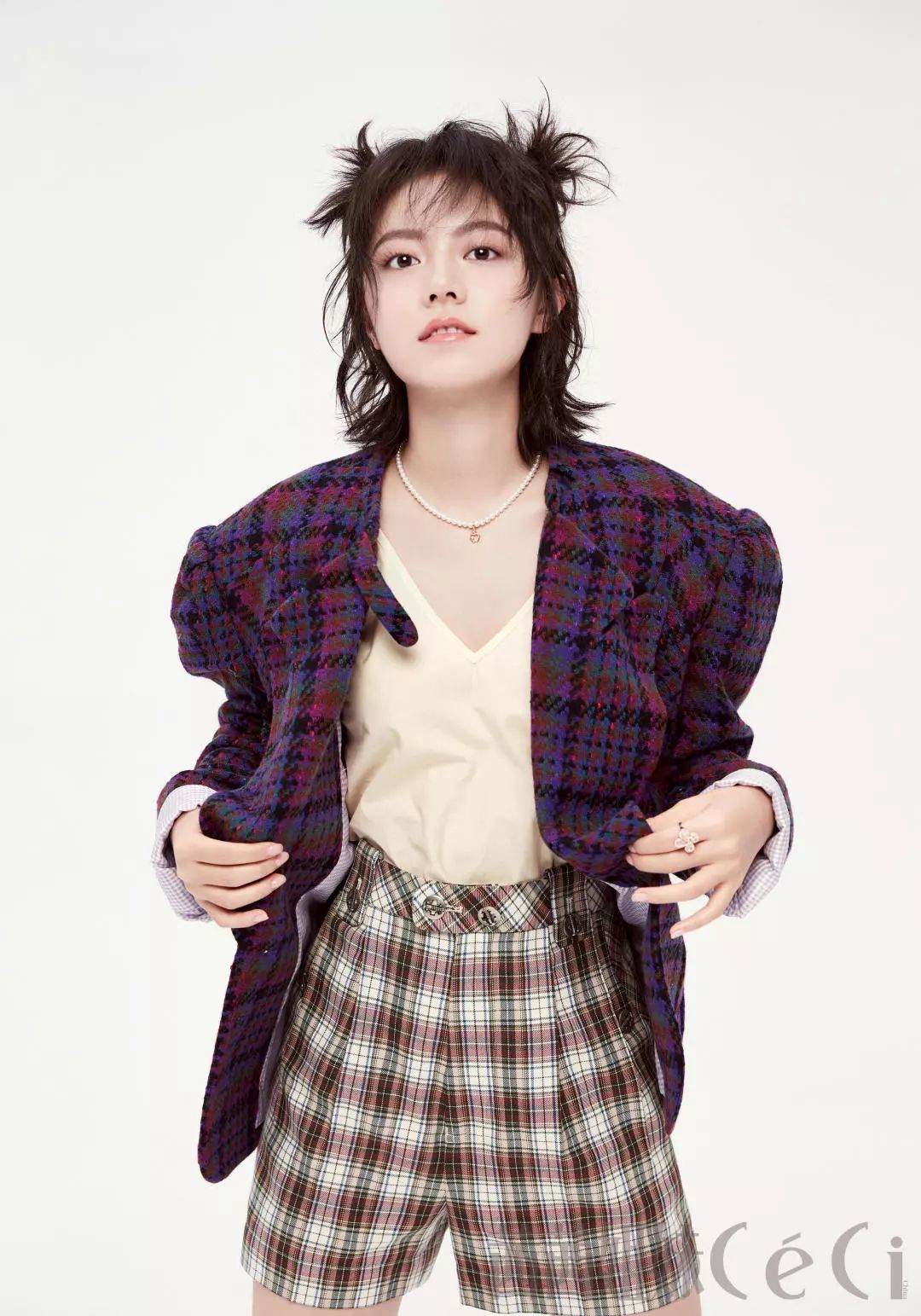 赵今麦应该是目前主演电影票房过40亿的00后小花，近日她拍摄的两组大片很
