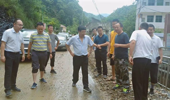 暴雨突袭丨镇坪县干群连夜抢险救灾渡难关!_曾家镇