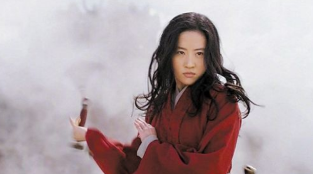 刘亦菲穿搭百变, 花木兰 红袍舞剑造型亮了 仙女也可以很霸气