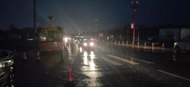 最美不是下雨天,而是这些雨中坚守的身影