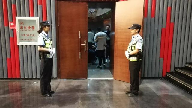 最美不是下雨天,而是这些雨中坚守的身影
