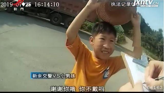 太暖!交警烈日下执勤太辛苦,小男孩取下帽子给交警 乐博娱乐