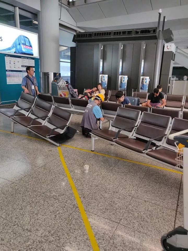 放肆!香港国际机场多名示威者围堵老人 云顶国际赌场网址