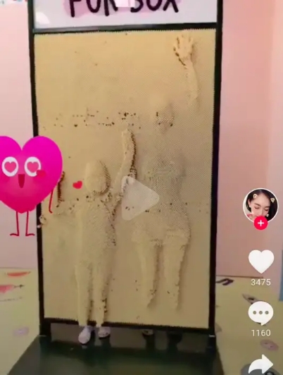 马蓉带女儿玩网红墙,心情很好,穿超短裙大秀S型身材