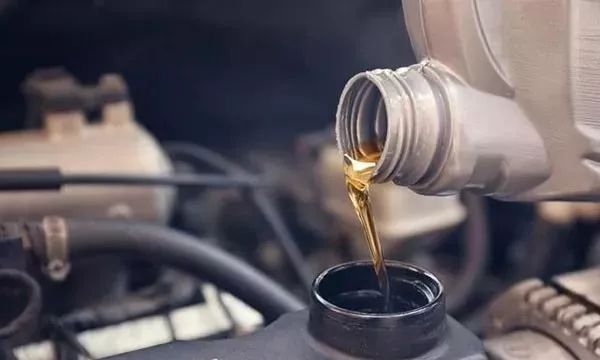 机油5W30和5W40区别,修理师傅:别乱花钱,对车