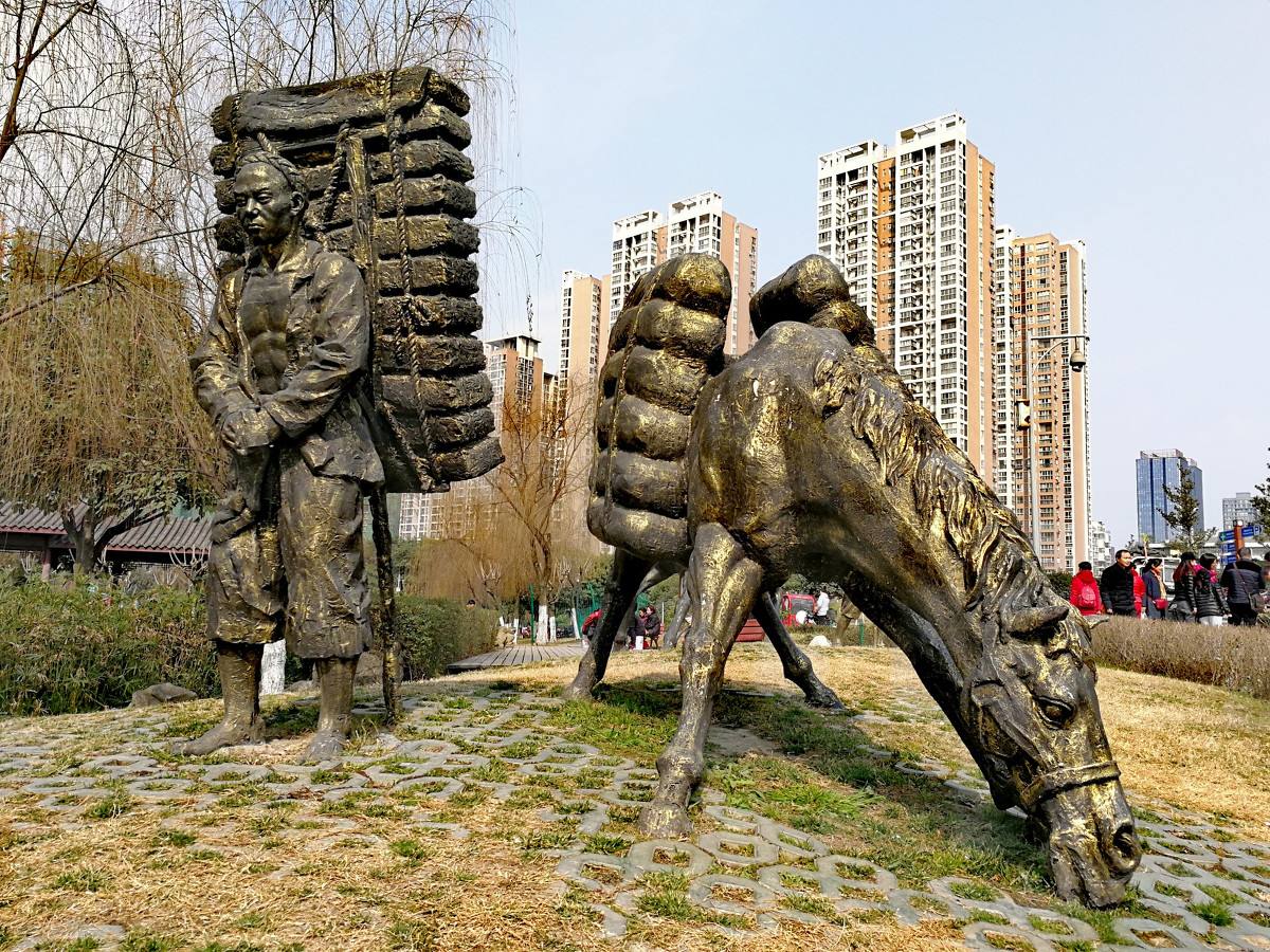 欧洲最污的雕像,美女赤身沐浴河中,夜晚却吓