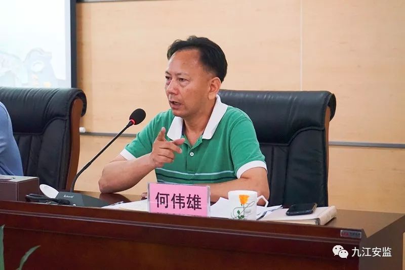 九江镇人大副主席何伟雄指出,市政办将进一步严格按照"管行业必须管