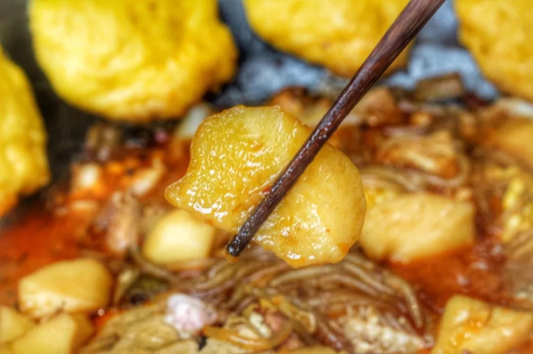 边吃边看二人转,一不留神锅里就被清空了,这家