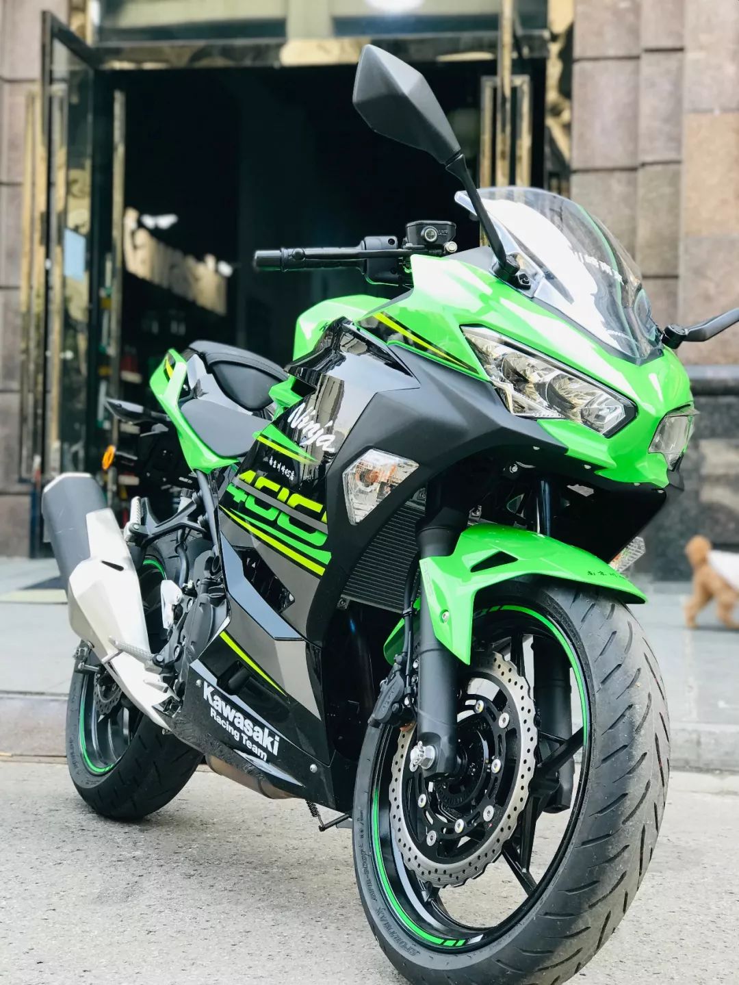 应该属于全新鲜出炉的kawasaki ninja400,在发布的第一年,即由一位女