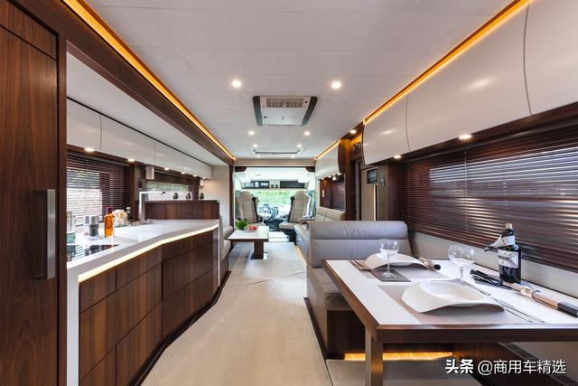 mobil基于奔驰actros 2553底盘推出的signature 1200大型豪华房车