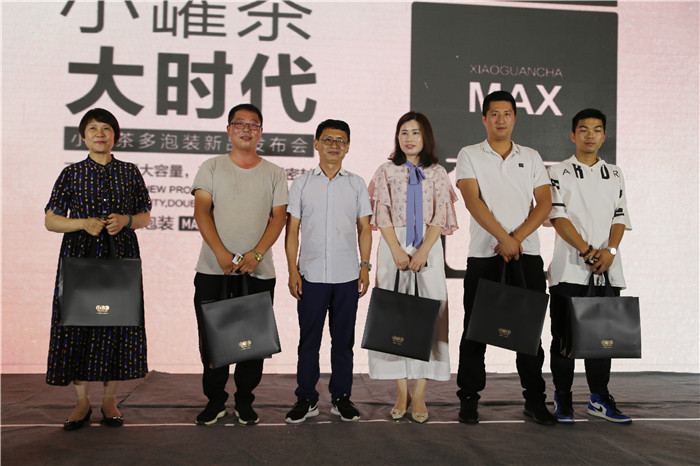 当晚,启动仪式结束后,丁成军登台举起酒杯,致敬各位来宾,并宣布隆重