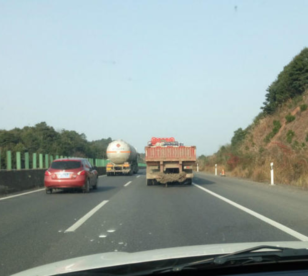 一个人开车上高速距离超过800km会是一种怎样的体验